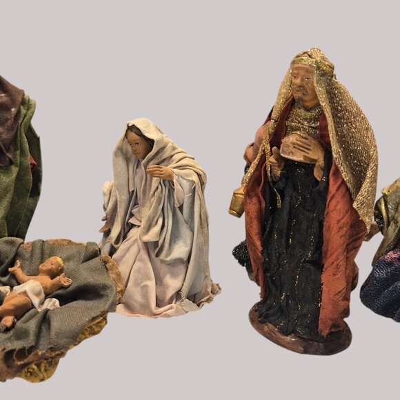 Beautiful, hand-crafted, 8-piece, fabric mache nativity scene - Picture 2 of 8